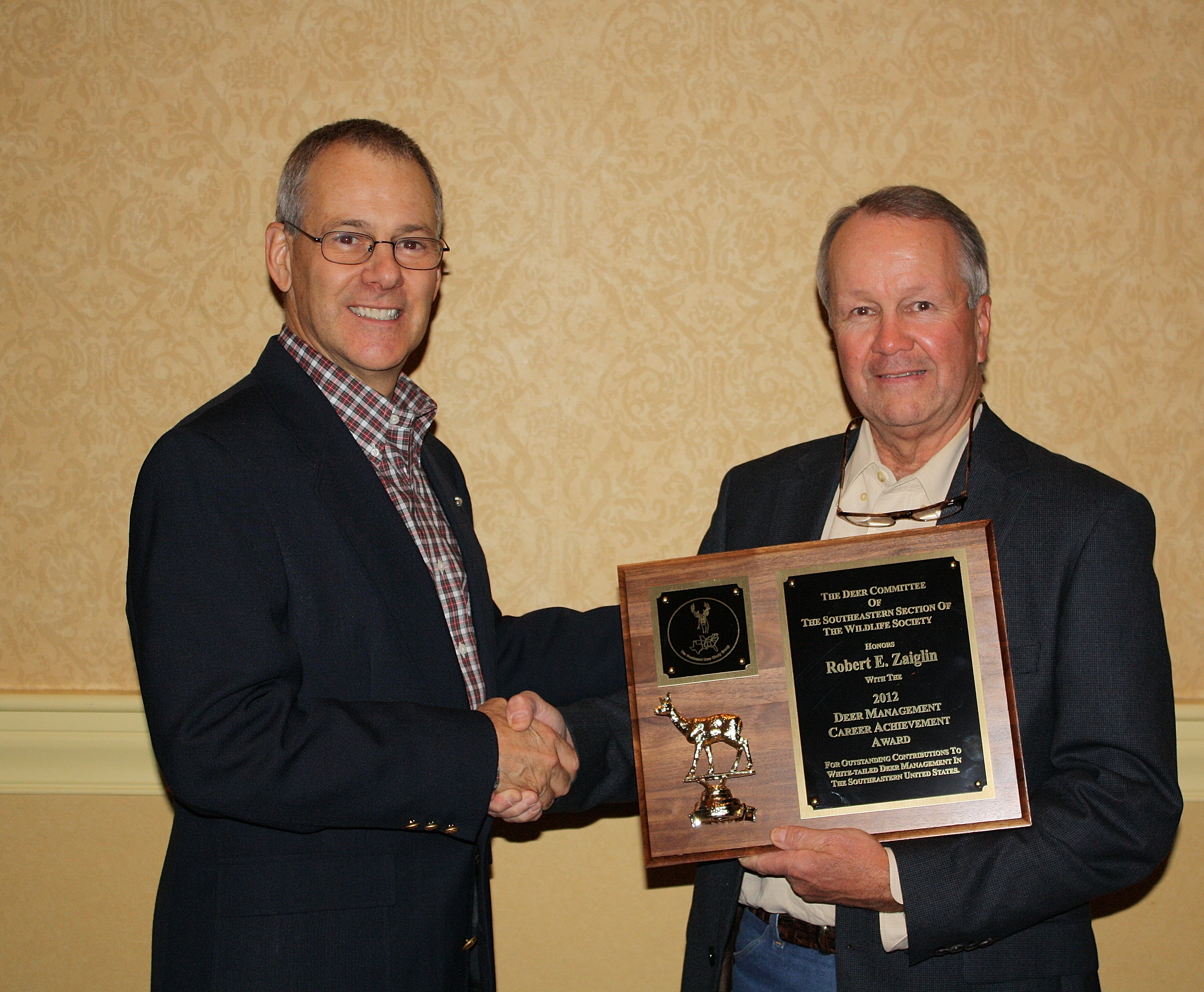 Bob Zaiglin receives the plaque noting his honor from Steve Demaris of Mississippi State University. (Photo: Special to D&DH)