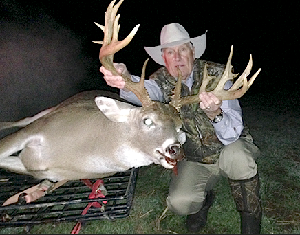Walter Dowdle with his massive Alabama buck.